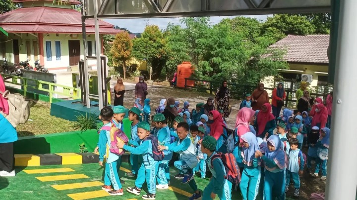 Jumat, 24 Mei 2024 Kunjungan dari TK Islam Al Muhajirin  ke taman lalu lintas Kelurahan Karang Anyar