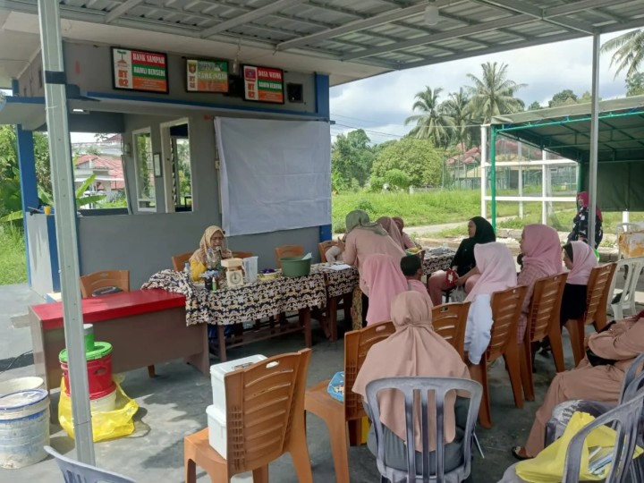 Sabtu, 25 Mei 2024 Pelaksanaan kegiatan rutin Posyandu Lansia Rawa Indah yang kemudian dilanjutkan dengan pelatihan pembuatan eco enzime di RT 02 yang di hadiri Kasi Ekobang dan Lingkungan Hidup & staf Kelurahan