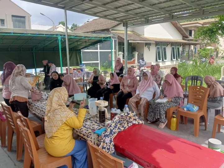 Sabtu, 25 Mei 2024 Pelaksanaan kegiatan rutin Posyandu Lansia Rawa Indah yang kemudian dilanjutkan dengan pelatihan pembuatan eco enzime di RT 02 yang di hadiri Kasi Ekobang dan Lingkungan Hidup & staf Kelurahan