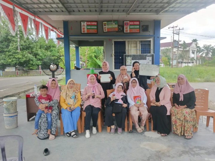 Sabtu, 25 Mei 2024 Pelaksanaan kegiatan rutin Posyandu Lansia Rawa Indah yang kemudian dilanjutkan dengan pelatihan pembuatan eco enzime di RT 02 yang di hadiri Kasi Ekobang dan Lingkungan Hidup & staf Kelurahan
