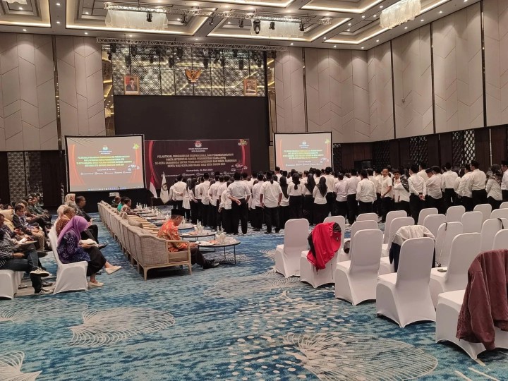 Minggu, 26 Mei 2024, Seklur mewakili Lurah menghadiri kegiatan Pelantikan PPS Kelurahan untuk event Pilkada tahun 2024 di hotel Mercure Samarinda