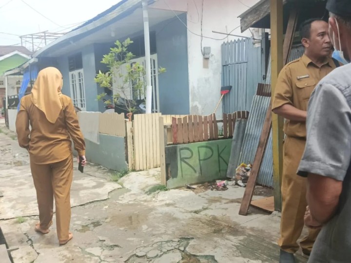 Senin, 27 Mei 2024, Monitoring warga yang terdampak banjir di RT. 15 gang Jambu dan di RT. 27 oleh Sekretaris Kelurahan , Kasi Ekobang dah LH dengan staf Kelurahan
