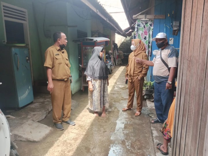Senin, 27 Mei 2024, Monitoring warga yang terdampak banjir di RT. 15 gang Jambu dan di RT. 27 oleh Sekretaris Kelurahan , Kasi Ekobang dah LH dengan staf Kelurahan