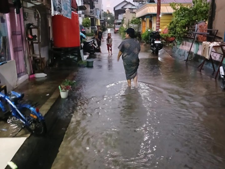Senin, 27 Mei 2024, Monitoring warga yang terdampak banjir di RT. 15 gang Jambu dan di RT. 27 oleh Sekretaris Kelurahan , Kasi Ekobang dah LH dengan staf Kelurahan