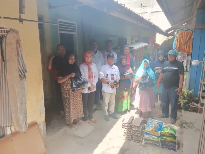 Rabu, 29 Mei 2024 Lurah bersama Seklur dan Kasie Ekobang dengan di dampingi Ketua RT.004, 015, 027 Melaksanakan bantuan Natura, kepada.korban terdampak musibah banjir di RT 15  dan di RT 27 kel. Karang anyar