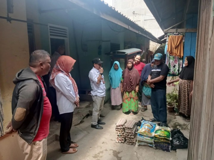 Rabu, 29 Mei 2024 Lurah bersama Seklur dan Kasie Ekobang dengan di dampingi Ketua RT.004, 015, 027 Melaksanakan bantuan Natura, kepada.korban terdampak musibah banjir di RT 15  dan di RT 27 kel. Karang anyar