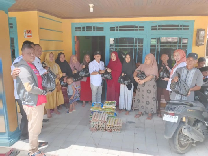Rabu, 29 Mei 2024 Lurah bersama Seklur dan Kasie Ekobang dengan di dampingi Ketua RT.004, 015, 027 Melaksanakan bantuan Natura, kepada.korban terdampak musibah banjir di RT 15  dan di RT 27 kel. Karang anyar