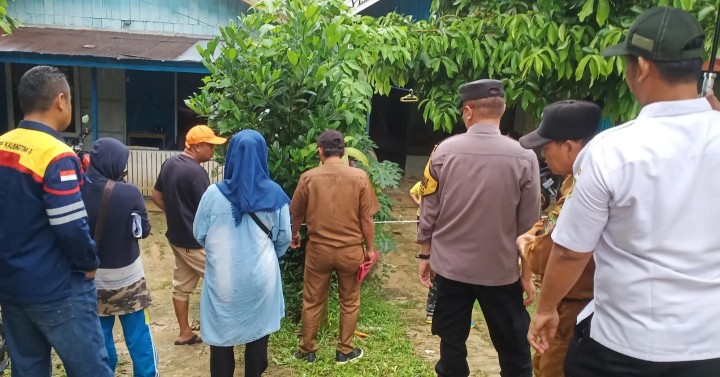 Selasa, 04 juni 2024 Lurah dengan ditemani Kasie Pemerintahan menjadi fasilitator mediasi sengketa batas lahan warga di RT.04  , dengan didampingi Kasi Pemerintahan Kecamatan Sungai Kunjang serta Bhabinktabmas Kel. Karang Anyar