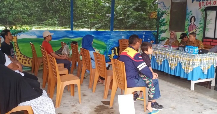 Selasa, 04 juni 2024 Lurah dengan ditemani Kasie Pemerintahan menjadi fasilitator mediasi sengketa batas lahan warga di RT.04  , dengan didampingi Kasi Pemerintahan Kecamatan Sungai Kunjang serta Bhabinktabmas Kel. Karang Anyar