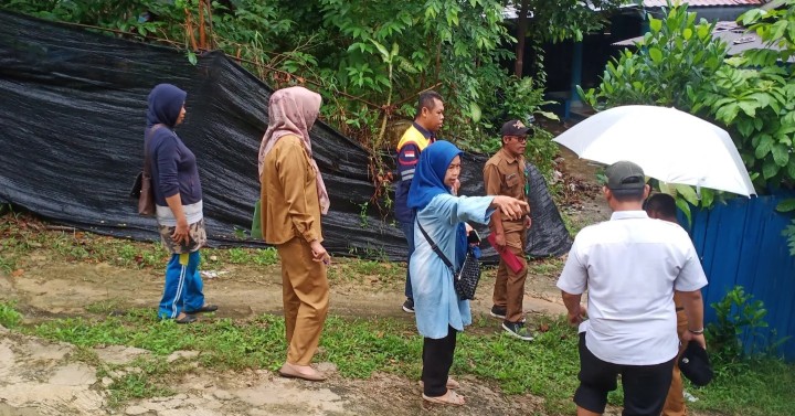 Selasa, 04 juni 2024 Lurah dengan ditemani Kasie Pemerintahan menjadi fasilitator mediasi sengketa batas lahan warga di RT.04  , dengan didampingi Kasi Pemerintahan Kecamatan Sungai Kunjang serta Bhabinktabmas Kel. Karang Anyar