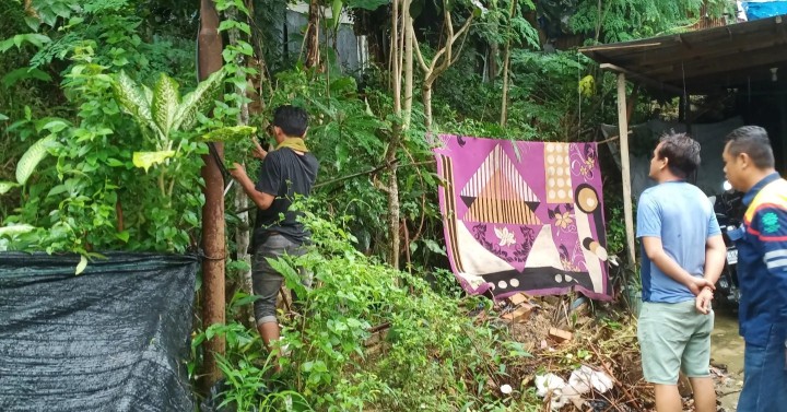 Selasa, 04 juni 2024 Lurah dengan ditemani Kasie Pemerintahan menjadi fasilitator mediasi sengketa batas lahan warga di RT.04  , dengan didampingi Kasi Pemerintahan Kecamatan Sungai Kunjang serta Bhabinktabmas Kel. Karang Anyar