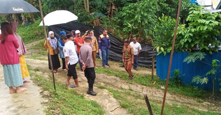 Selasa, 04 juni 2024 Lurah dengan ditemani Kasie Pemerintahan menjadi fasilitator mediasi sengketa batas lahan warga di RT.04  , dengan didampingi Kasi Pemerintahan Kecamatan Sungai Kunjang serta Bhabinktabmas Kel. Karang Anyar