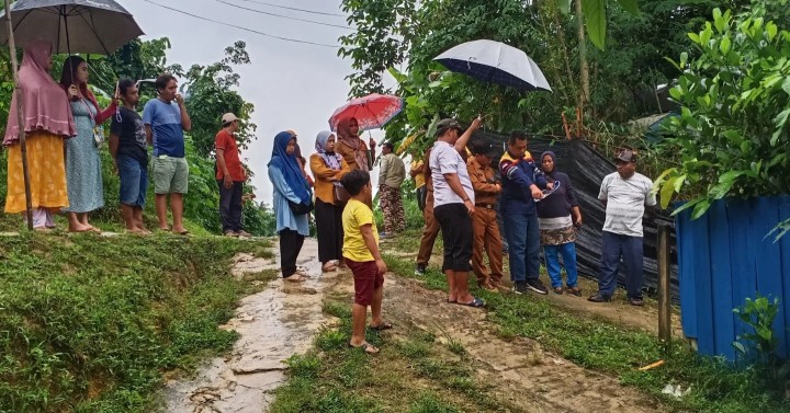 Selasa, 04 juni 2024 Lurah dengan ditemani Kasie Pemerintahan menjadi fasilitator mediasi sengketa batas lahan warga di RT.04  , dengan didampingi Kasi Pemerintahan Kecamatan Sungai Kunjang serta Bhabinktabmas Kel. Karang Anyar