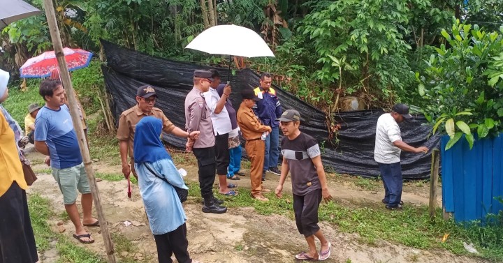 Selasa, 04 juni 2024 Lurah dengan ditemani Kasie Pemerintahan menjadi fasilitator mediasi sengketa batas lahan warga di RT.04  , dengan didampingi Kasi Pemerintahan Kecamatan Sungai Kunjang serta Bhabinktabmas Kel. Karang Anyar