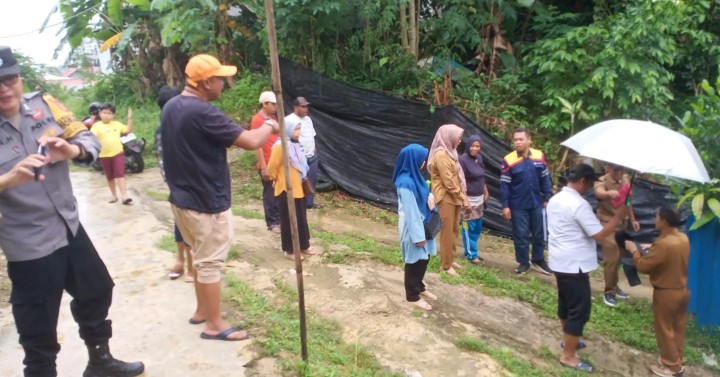 Selasa, 04 juni 2024 Lurah dengan ditemani Kasie Pemerintahan menjadi fasilitator mediasi sengketa batas lahan warga di RT.04  , dengan didampingi Kasi Pemerintahan Kecamatan Sungai Kunjang serta Bhabinktabmas Kel. Karang Anyar