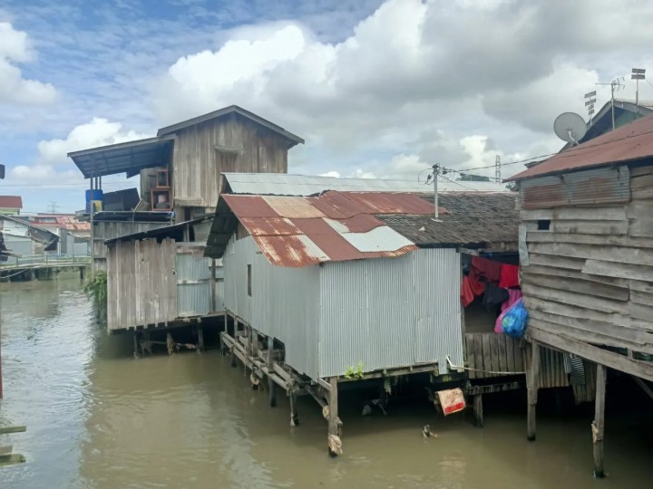 Rabu, 05 Juni 2024 Pendataan rumah warga yang berada di pinggir sungai yang terletak di wilayah RT 17,23,24,25,31,33 dan 34 oleh Kasi Ekobang dan LH beserta staf Kelurahan Karang Anyar