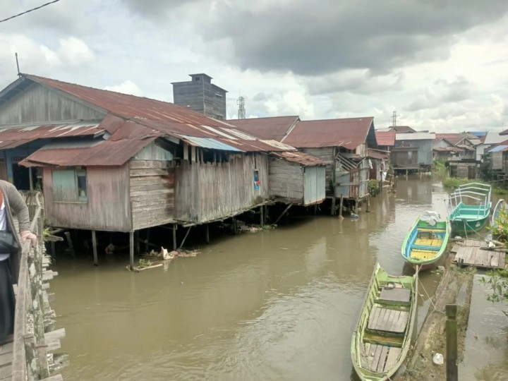 Rabu, 05 Juni 2024 Pendataan rumah warga yang berada di pinggir sungai yang terletak di wilayah RT 17,23,24,25,31,33 dan 34 oleh Kasi Ekobang dan LH beserta staf Kelurahan Karang Anyar