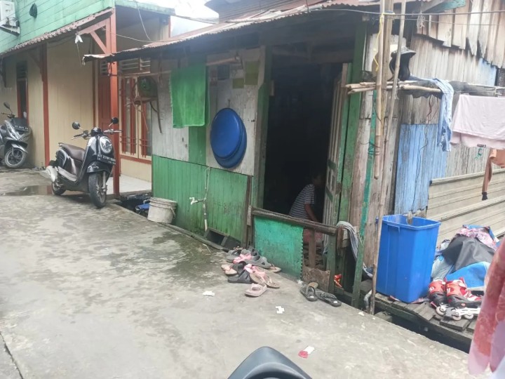 Rabu, 05 Juni 2024 Pendataan rumah warga yang berada di pinggir sungai yang terletak di wilayah RT 17,23,24,25,31,33 dan 34 oleh Kasi Ekobang dan LH beserta staf Kelurahan Karang Anyar