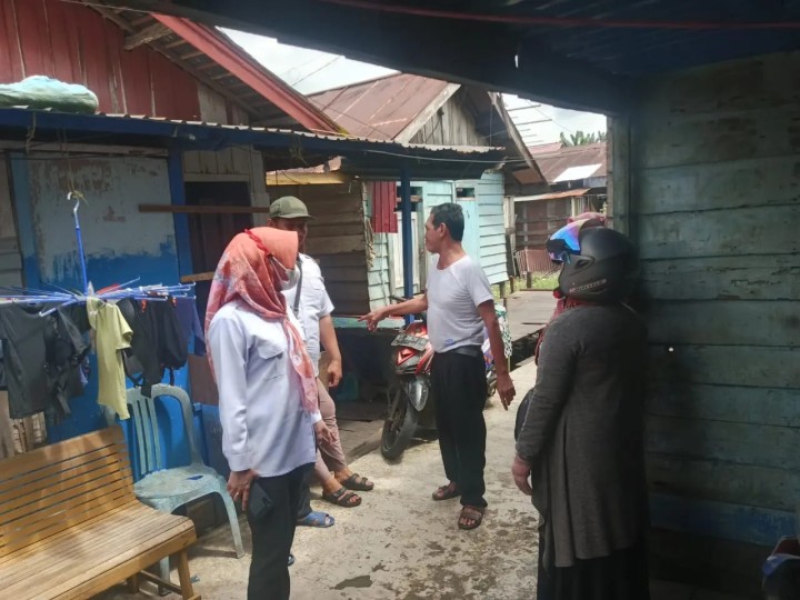 Rabu, 05 Juni 2024 Pendataan rumah warga yang berada di pinggir sungai yang terletak di wilayah RT 17,23,24,25,31,33 dan 34 oleh Kasi Ekobang dan LH beserta staf Kelurahan Karang Anyar