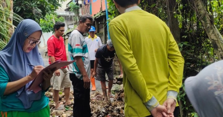 Minggu, 09 Juni 2024 Kegiatan monitoring pelaksanaan kegiatan gotong royong yang diadakan di masing-masing RT yang ada di wilayah kelurahan karang anyar oleh Lurah beserta seluruh jajaran staf Kel. Karang Anyar