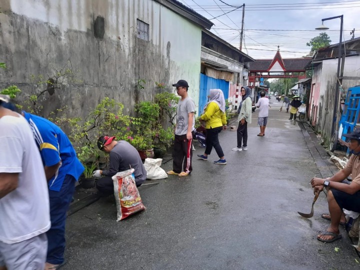 Minggu, 09 Juni 2024 Kegiatan monitoring pelaksanaan kegiatan gotong royong yang diadakan di masing-masing RT yang ada di wilayah kelurahan karang anyar oleh Lurah beserta seluruh jajaran staf Kel. Karang Anyar