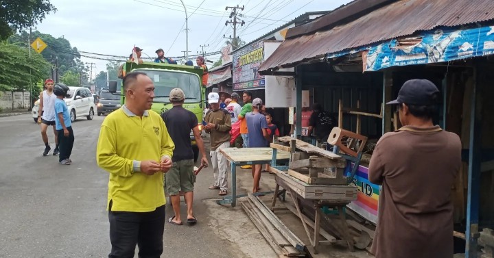 Minggu, 09 Juni 2024 Kegiatan monitoring pelaksanaan kegiatan gotong royong yang diadakan di masing-masing RT yang ada di wilayah kelurahan karang anyar oleh Lurah beserta seluruh jajaran staf Kel. Karang Anyar