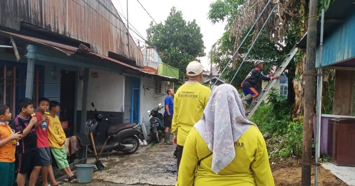 Minggu, 09 Juni 2024 Kegiatan monitoring pelaksanaan kegiatan gotong royong yang diadakan di masing-masing RT yang ada di wilayah kelurahan karang anyar oleh Lurah beserta seluruh jajaran staf Kel. Karang Anyar