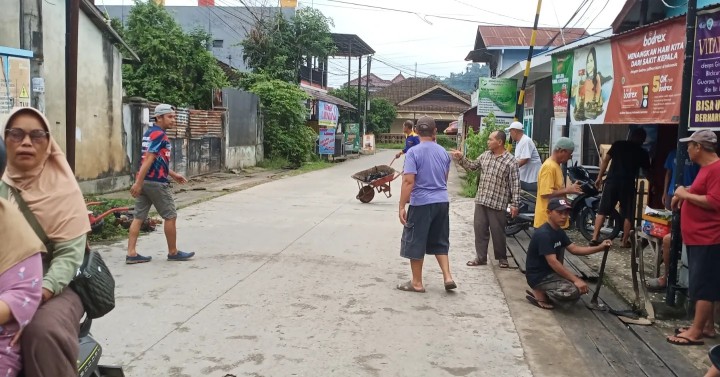 Minggu, 09 Juni 2024 Kegiatan monitoring pelaksanaan kegiatan gotong royong yang diadakan di masing-masing RT yang ada di wilayah kelurahan karang anyar oleh Lurah beserta seluruh jajaran staf Kel. Karang Anyar