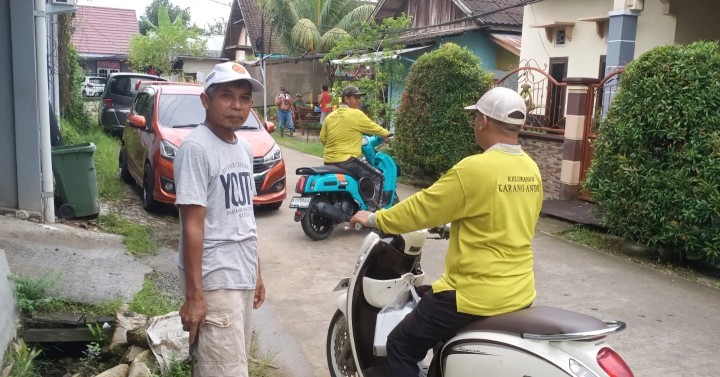 Minggu, 09 Juni 2024 Kegiatan monitoring pelaksanaan kegiatan gotong royong yang diadakan di masing-masing RT yang ada di wilayah kelurahan karang anyar oleh Lurah beserta seluruh jajaran staf Kel. Karang Anyar
