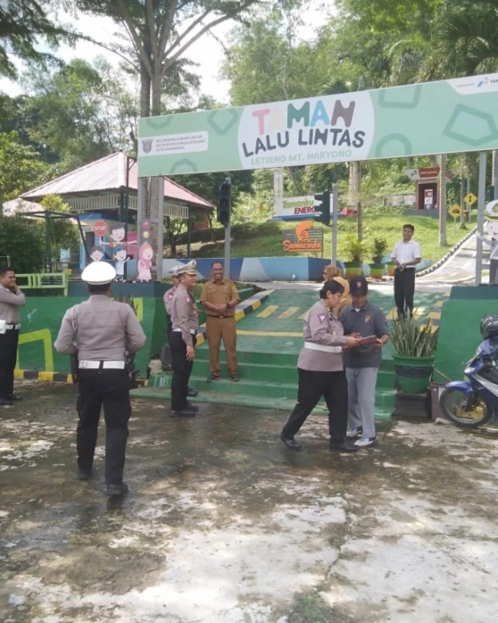 Senin, 10 Juni 2024  Seklur bersama Kasie Pemerintahan, Kasie Ekobang dan Ketua LPM Karang Anyar menerima Kunjungan  dari Ditlantas Polda Kaltim bersama pihak Polresta Samarinda ke Taman Lalu Lintas Letj.MT. Haryono Kel. Karang Anyar