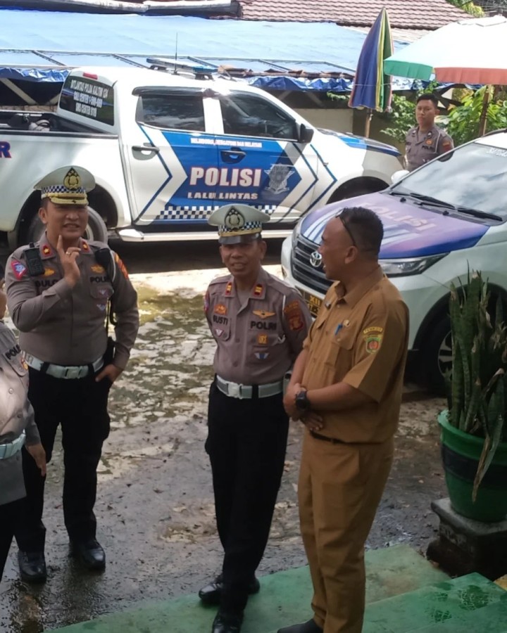 Senin, 10 Juni 2024  Seklur bersama Kasie Pemerintahan, Kasie Ekobang dan Ketua LPM Karang Anyar menerima Kunjungan  dari Ditlantas Polda Kaltim bersama pihak Polresta Samarinda ke Taman Lalu Lintas Letj.MT. Haryono Kel. Karang Anyar