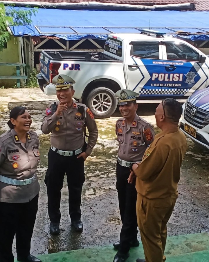 Senin, 10 Juni 2024  Seklur bersama Kasie Pemerintahan, Kasie Ekobang dan Ketua LPM Karang Anyar menerima Kunjungan  dari Ditlantas Polda Kaltim bersama pihak Polresta Samarinda ke Taman Lalu Lintas Letj.MT. Haryono Kel. Karang Anyar