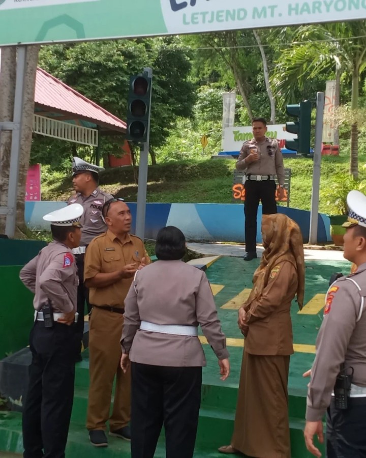 Senin, 10 Juni 2024  Seklur bersama Kasie Pemerintahan, Kasie Ekobang dan Ketua LPM Karang Anyar menerima Kunjungan  dari Ditlantas Polda Kaltim bersama pihak Polresta Samarinda ke Taman Lalu Lintas Letj.MT. Haryono Kel. Karang Anyar