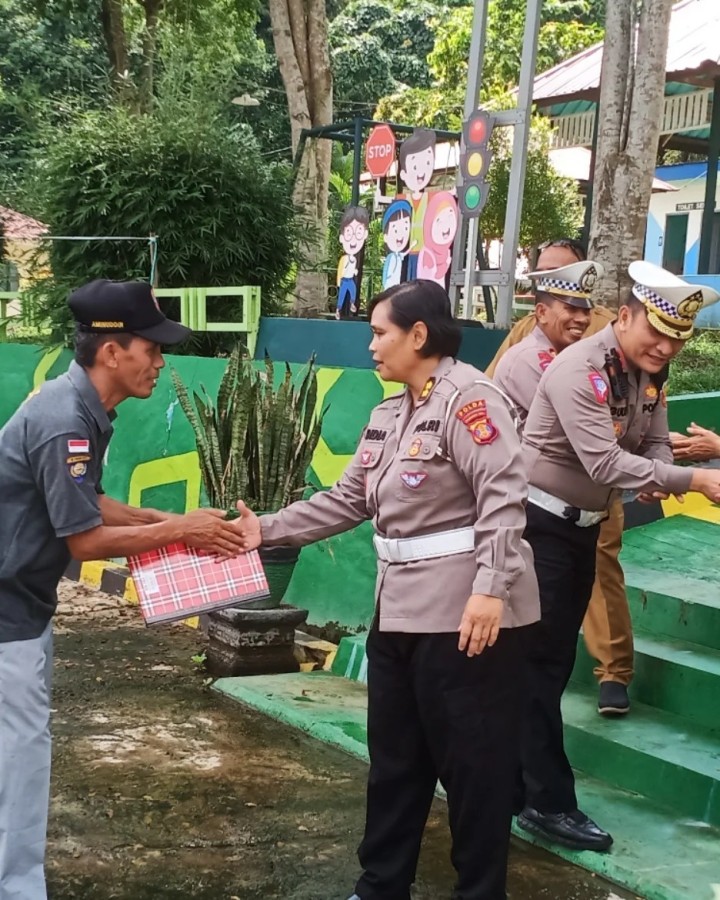 Senin, 10 Juni 2024  Seklur bersama Kasie Pemerintahan, Kasie Ekobang dan Ketua LPM Karang Anyar menerima Kunjungan  dari Ditlantas Polda Kaltim bersama pihak Polresta Samarinda ke Taman Lalu Lintas Letj.MT. Haryono Kel. Karang Anyar