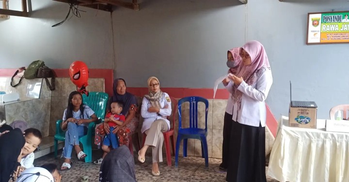 Rabu, 12 Juni 2024 Lurah dengan ditemani Ketua PKK dan anggota bersama Kasie Kesra Kel.Karang Anyar mengawasi dan membantu jalannya kegiatan Intervensi Serentak Pencegahan Stunting Kelurahan Karang Anyar yang dipusatkan di Posyandu Rawajaya RT. 01 Kelurahan Karang Anyar