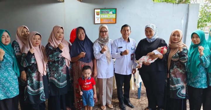 Rabu, 12 Juni 2024 Lurah dengan ditemani Ketua PKK dan anggota bersama Kasie Kesra Kel.Karang Anyar mengawasi dan membantu jalannya kegiatan Intervensi Serentak Pencegahan Stunting Kelurahan Karang Anyar yang dipusatkan di Posyandu Rawajaya RT. 01 Kelurahan Karang Anyar
