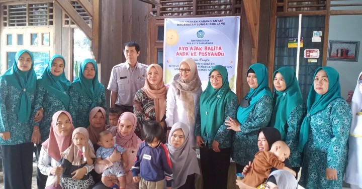 Rabu, 12 Juni 2024 Lurah dengan ditemani Ketua PKK dan anggota bersama Kasie Kesra Kel.Karang Anyar mengawasi dan membantu jalannya kegiatan Intervensi Serentak Pencegahan Stunting Kelurahan Karang Anyar yang dipusatkan di Posyandu Rawajaya RT. 01 Kelurahan Karang Anyar