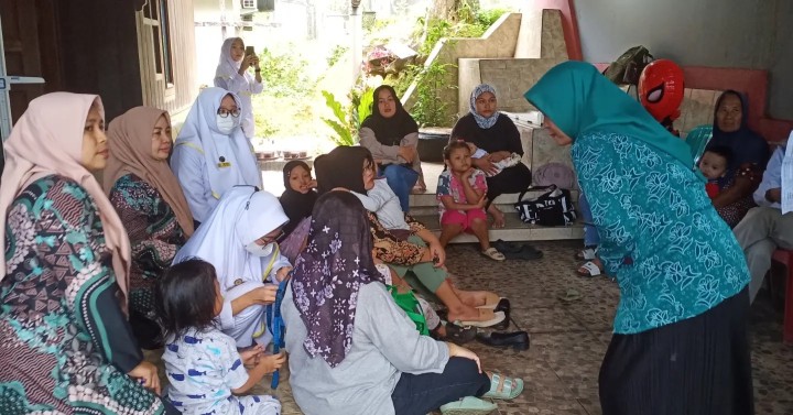 Rabu, 12 Juni 2024 Lurah dengan ditemani Ketua PKK dan anggota bersama Kasie Kesra Kel.Karang Anyar mengawasi dan membantu jalannya kegiatan Intervensi Serentak Pencegahan Stunting Kelurahan Karang Anyar yang dipusatkan di Posyandu Rawajaya RT. 01 Kelurahan Karang Anyar