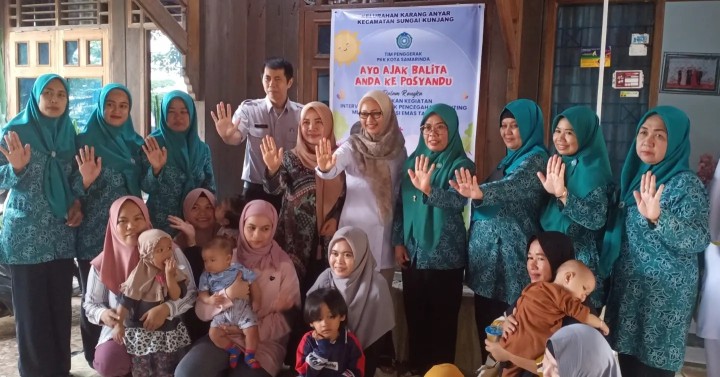 Rabu, 12 Juni 2024 Lurah dengan ditemani Ketua PKK dan anggota bersama Kasie Kesra Kel.Karang Anyar mengawasi dan membantu jalannya kegiatan Intervensi Serentak Pencegahan Stunting Kelurahan Karang Anyar yang dipusatkan di Posyandu Rawajaya RT. 01 Kelurahan Karang Anyar