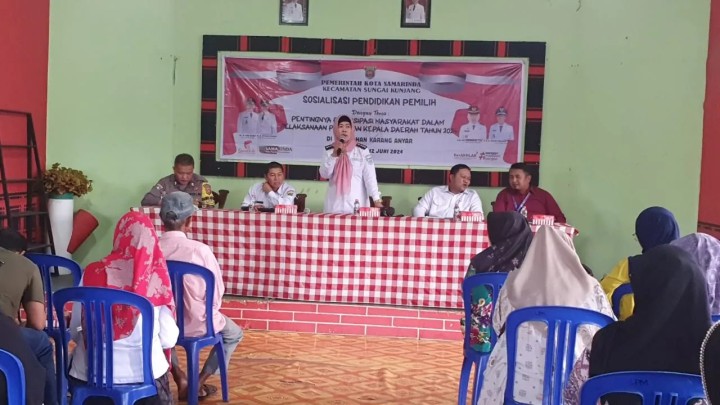 Rabu, 12 Juni 2024 Lurah bersama Kasie Pemerintahan dan staf menghadiri kegiatan Sosialisasi Pendidikan Pemilih pada tahapan kegiatan Pilkada 2024 oleh Kecamatan Sungai Kunjang di Gedung LPM Karang Anyar.