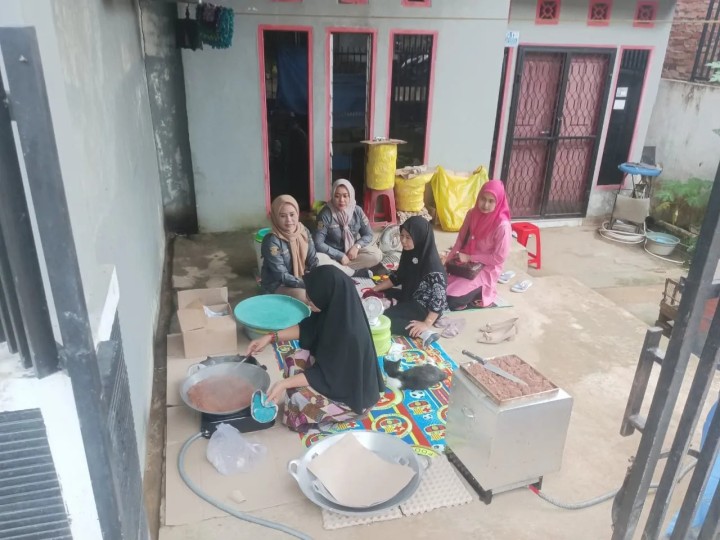 Kamis, 13 Juni 2024 Kunjungan Kasi Ekobang bersama Staf dan anggota PKK kel. Karang anyar pada UMKM pengolahan terasi di RT.22 serta usaha kue kering d RT.23 kelurahan karang anyar