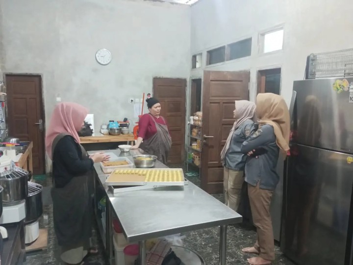 Kamis, 13 Juni 2024 Kunjungan Kasi Ekobang bersama Staf dan anggota PKK kel. Karang anyar pada UMKM pengolahan terasi di RT.22 serta usaha kue kering d RT.23 kelurahan karang anyar