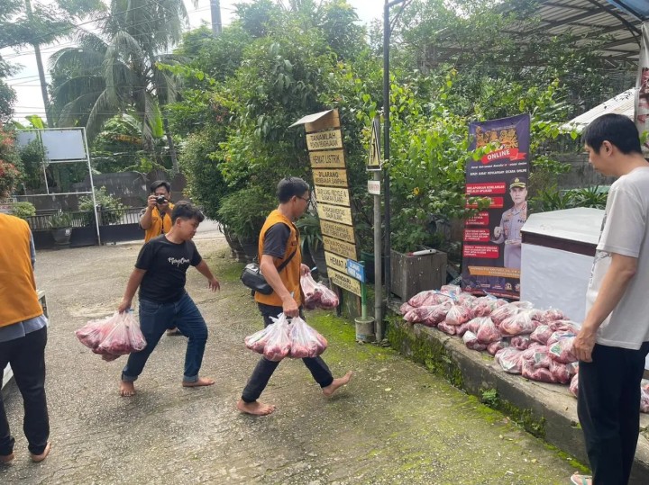 Senin, 17 Juni 2024  Pendistribusian hewan kurban islamic center yang dilakukan di Kantor Kelurahan Karang Anyar