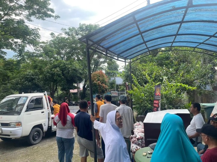 Senin, 17 Juni 2024  Pendistribusian hewan kurban islamic center yang dilakukan di Kantor Kelurahan Karang Anyar