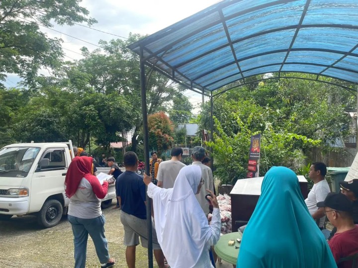 Senin, 17 Juni 2024  Pendistribusian hewan kurban islamic center yang dilakukan di Kantor Kelurahan Karang Anyar