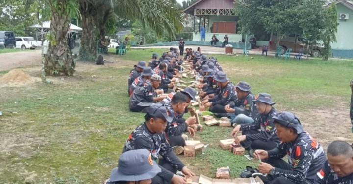 Sabtu, 22 Juni 2204  Acara jambore Satlinmas se-kota Samarinda yang diikuti perwakilan satlinmas kelurahan karang anyar yang didampingi Lurah Karang Anyar