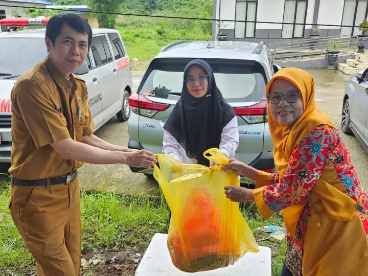 Senin, 24Juni 2024 Acara Rakor Pembagian 100 Paket bantuan  Ikan dari Dinas Perikanan Provinsi Kaltim di Balai BKKBN Kecamatan Sungai Kunjang yang kemudian langsung dibagikan kepada penerima (Dapur PMT kelurahan karang anyar ) yang diikuti Kasi Kesra Kel. Karang Anyar