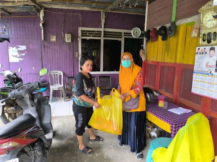 Senin, 24Juni 2024 Acara Rakor Pembagian 100 Paket bantuan  Ikan dari Dinas Perikanan Provinsi Kaltim di Balai BKKBN Kecamatan Sungai Kunjang yang kemudian langsung dibagikan kepada penerima (Dapur PMT kelurahan karang anyar ) yang diikuti Kasi Kesra Kel. Karang Anyar