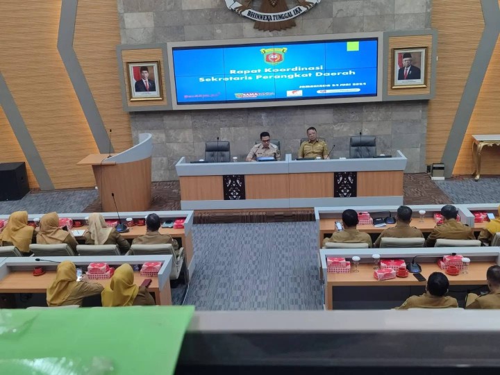 Senin, 24 Juni 2024 Rapat Koordinasi Sekretaris Perangkat Daerah kota samarinda yang diadakan di Ruang Mangkupelas Lt. II Balaikota Samarinda yang diikuti Sekretaris kel. Karang Anyar