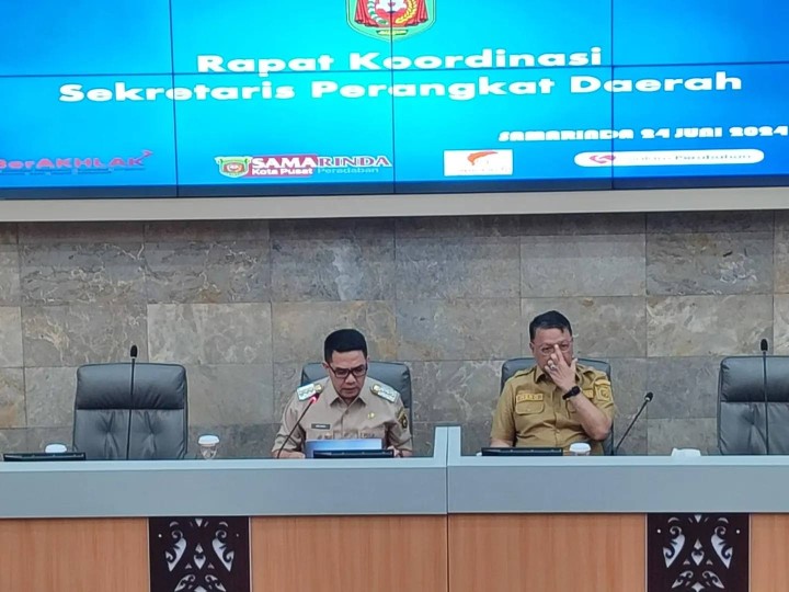 Senin, 24 Juni 2024 Rapat Koordinasi Sekretaris Perangkat Daerah kota samarinda yang diadakan di Ruang Mangkupelas Lt. II Balaikota Samarinda yang diikuti Sekretaris kel. Karang Anyar